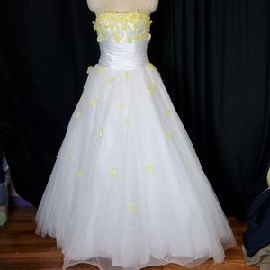 White ballgown style tulle prom dress, 4, yellow